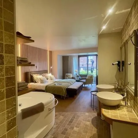 Charmehotel Manoir Ogygia 4*